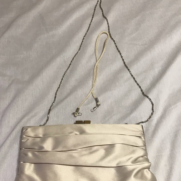 Satin ivory purse with chain - Picture 2 of 5